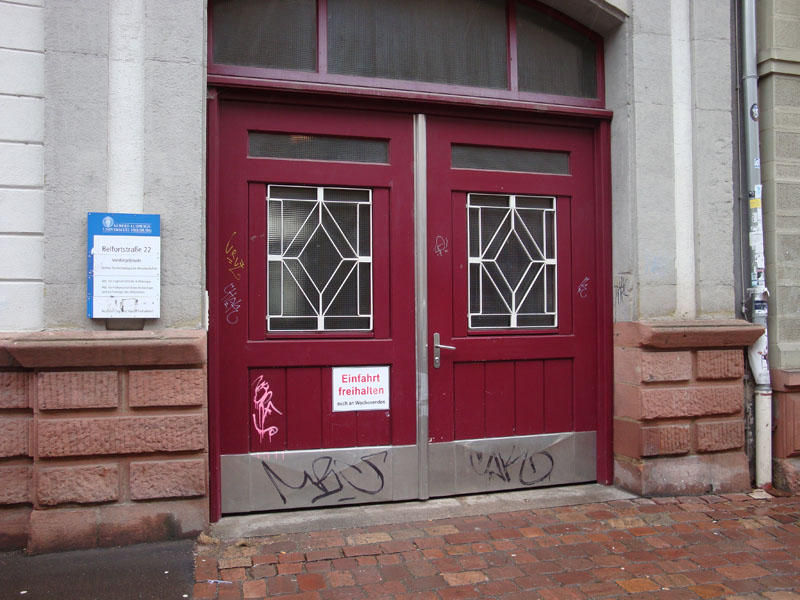 Haupteingang zum Gebäude in der Belfortstraße 22, Durchfahrt, Vorderdseite