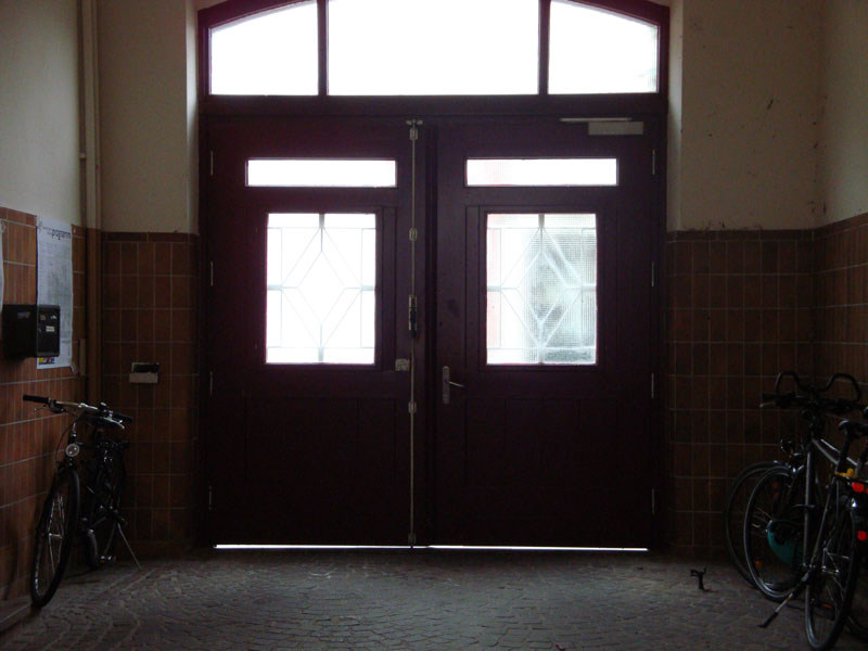 Nebeneingang zum Gebäude in der Belfortstraße 22, Durchfahrt, Hinterseite