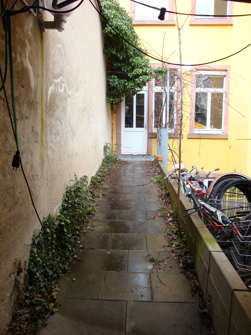 Nebeneingang zum Gebäude in der Belfortstraße 24, Hinterhof, rollstuhlgerechter Zugang