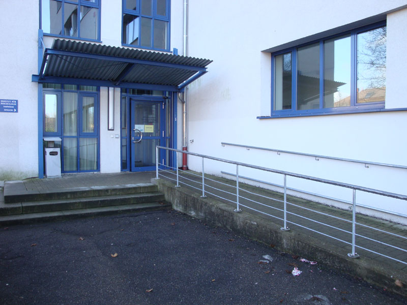 Nebeneingang zum Gebäude in der Engelbertstarße 41