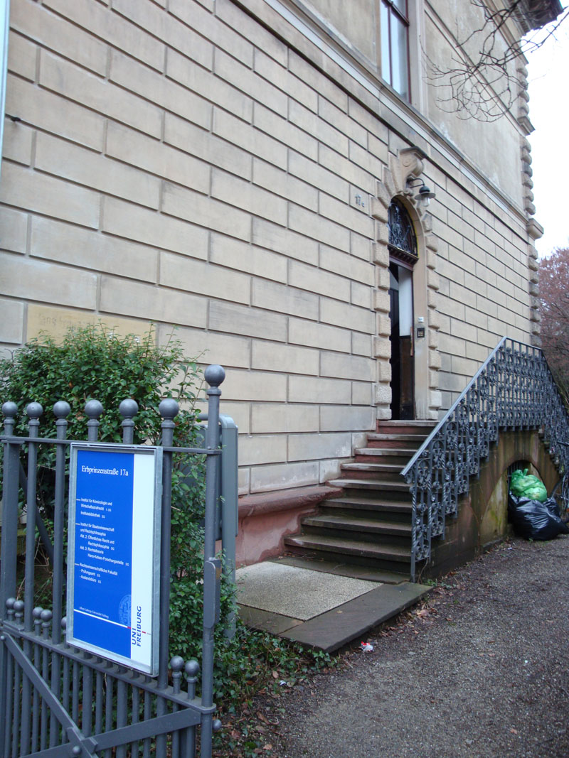 Haupteingang zum Gebäude in der Erbprinzenstraße 17a