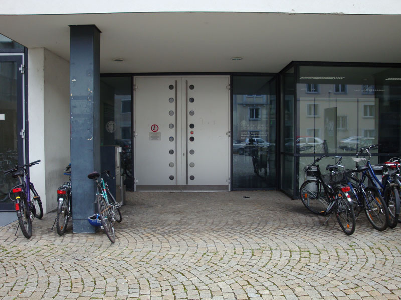 Haupteingang, Ecke Albertstraße - Stefan-Meier-Straße