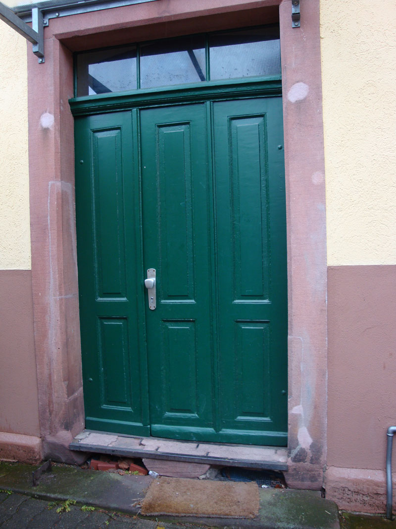 Nebeneingang zum Gebäude in der Werthmannstraße 16