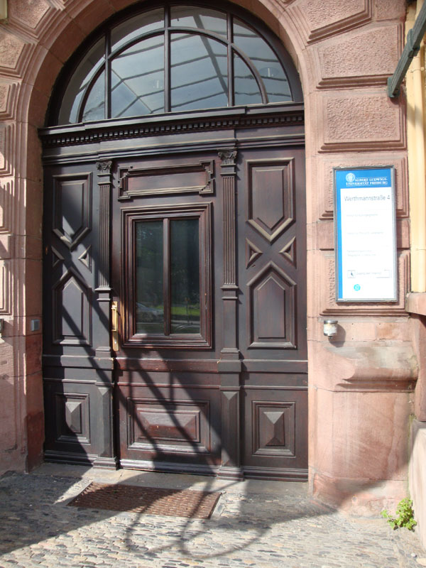 Haupteingang zum Gebäude in der Werthmannstraße 4.