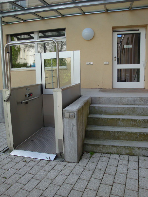 Nebeneingang zum Gebäude in der Werthmannstraße 4.