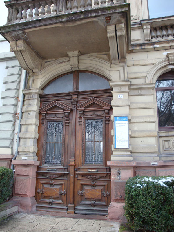 Haupteingang zum Gebäude in der Werthmannstraße 6, Vorderhaus