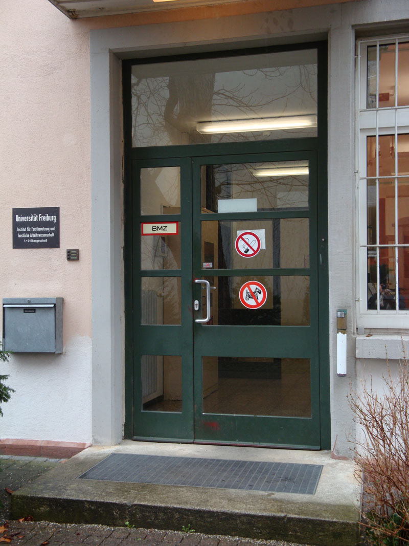 Haupteingang zum Rückgebäude in der Werthmannstraße 6