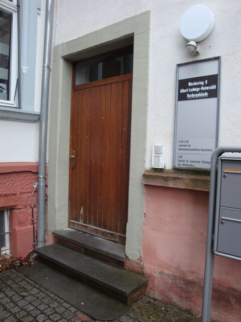 Nebeneingang zum Gebäude in der Werthmannstraße 8, Vorderhaus, Gebäuderückseite