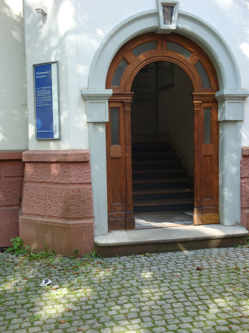 Haupteingang zum Hinterhaus in der Werthmannstraße 8