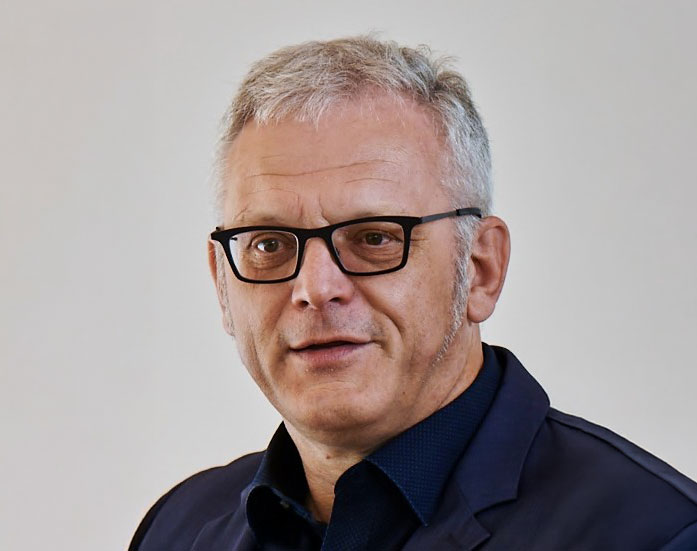 Ein älterer Herr mit Brille
