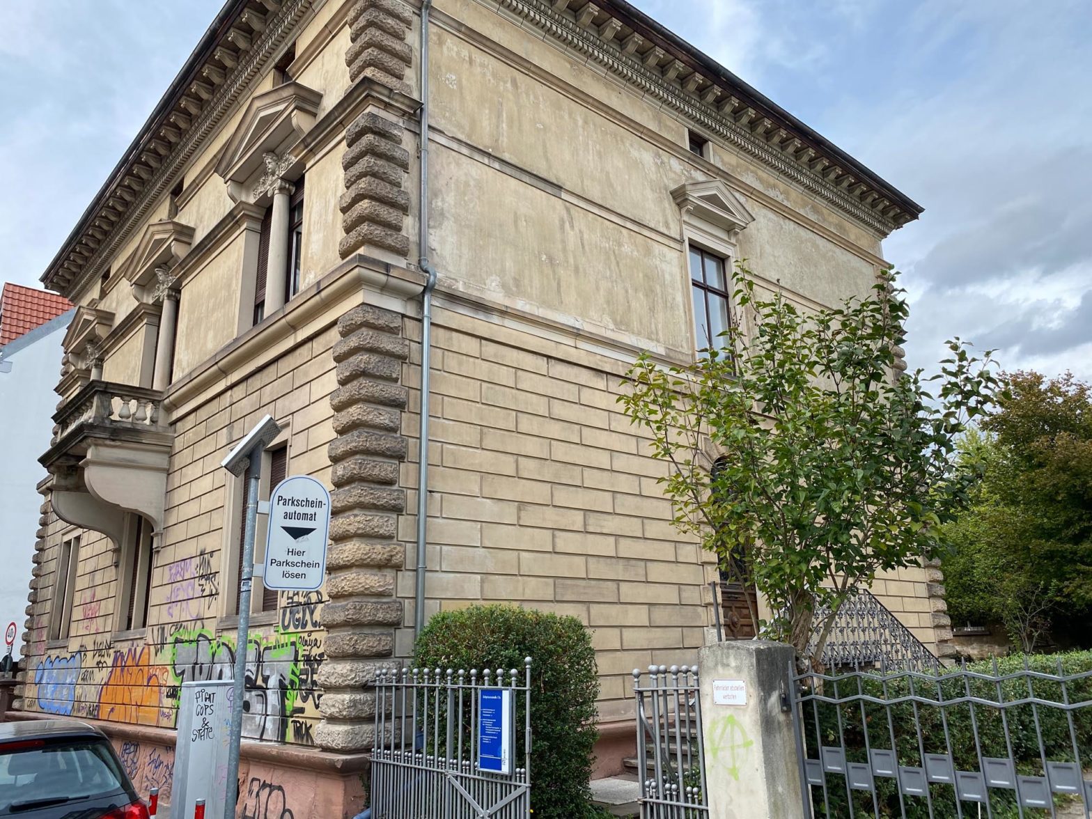 Das Universitätsgebäude in der Erbprinzenstraße 17a