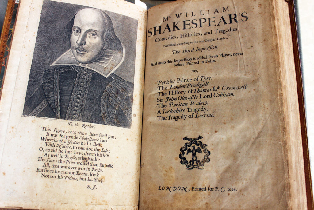 Ein geöffnetes Buch zeigt Shakespear. 