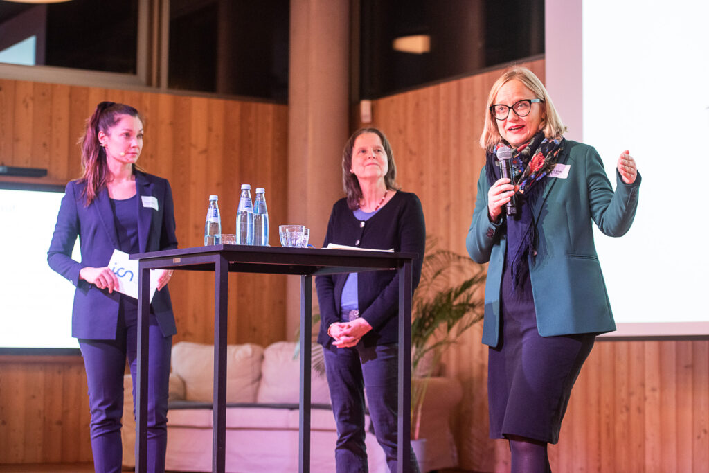 Prorektorin Melanie Arndt und KIT-Vizepräsidentin Kora Kristof auf dem Podium der Vernetzungsveranstaltung "Dialogplattform Nachhaltigkeit" des Innovationscampus Nachhaltigkeit (ICN) am 2.12.2024