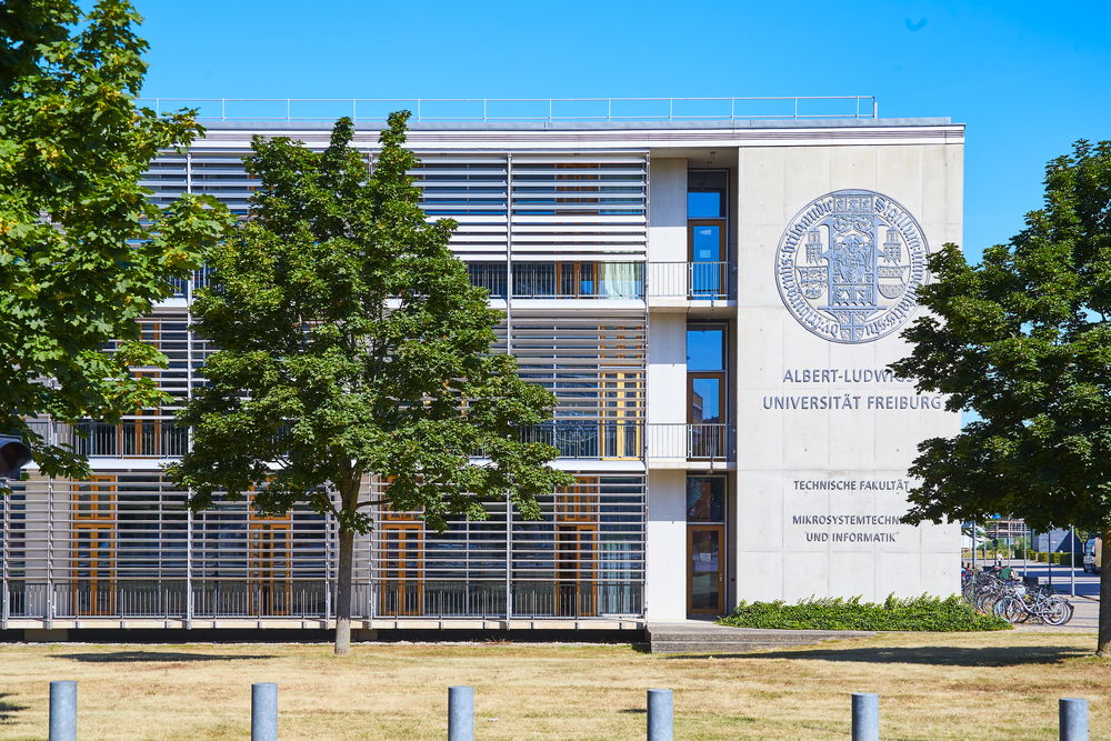 Nordfassade des Hauptgebäudes der technischen Fakultät mit dem Universitätslogo.