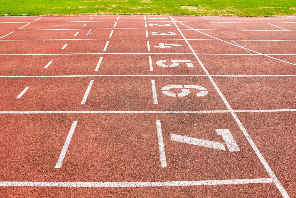 Der Startbereich einer Laufbahn für Leichtathletik