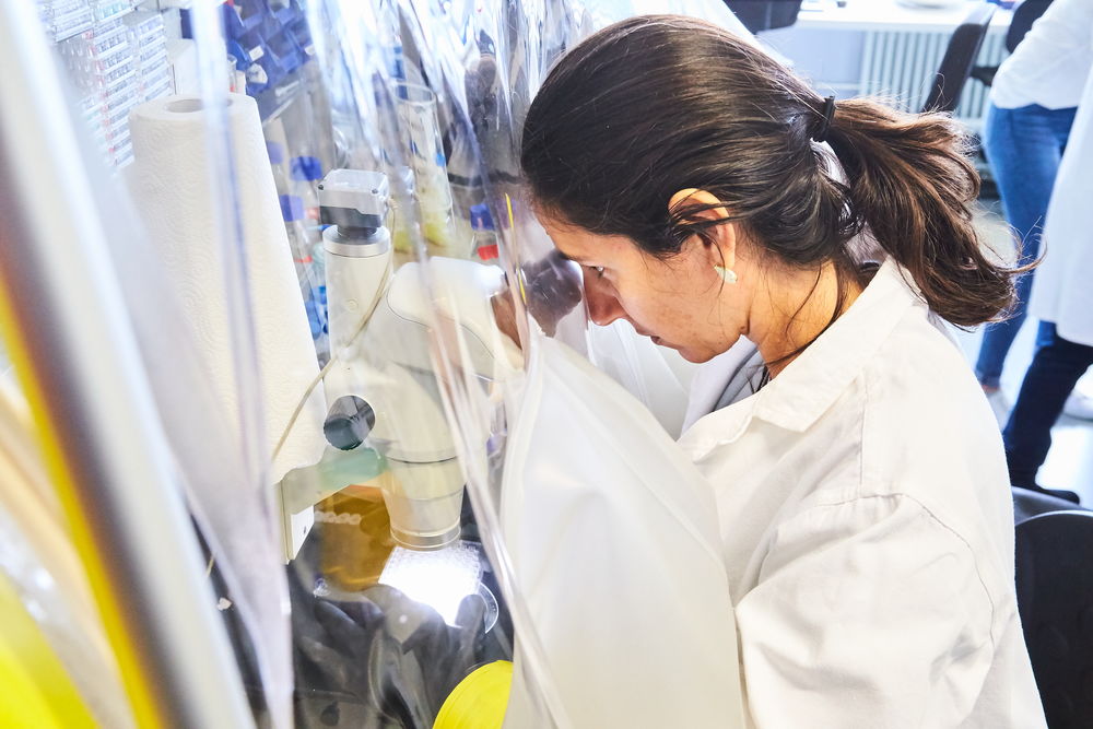 Eine Frau arbeitet im Labor.