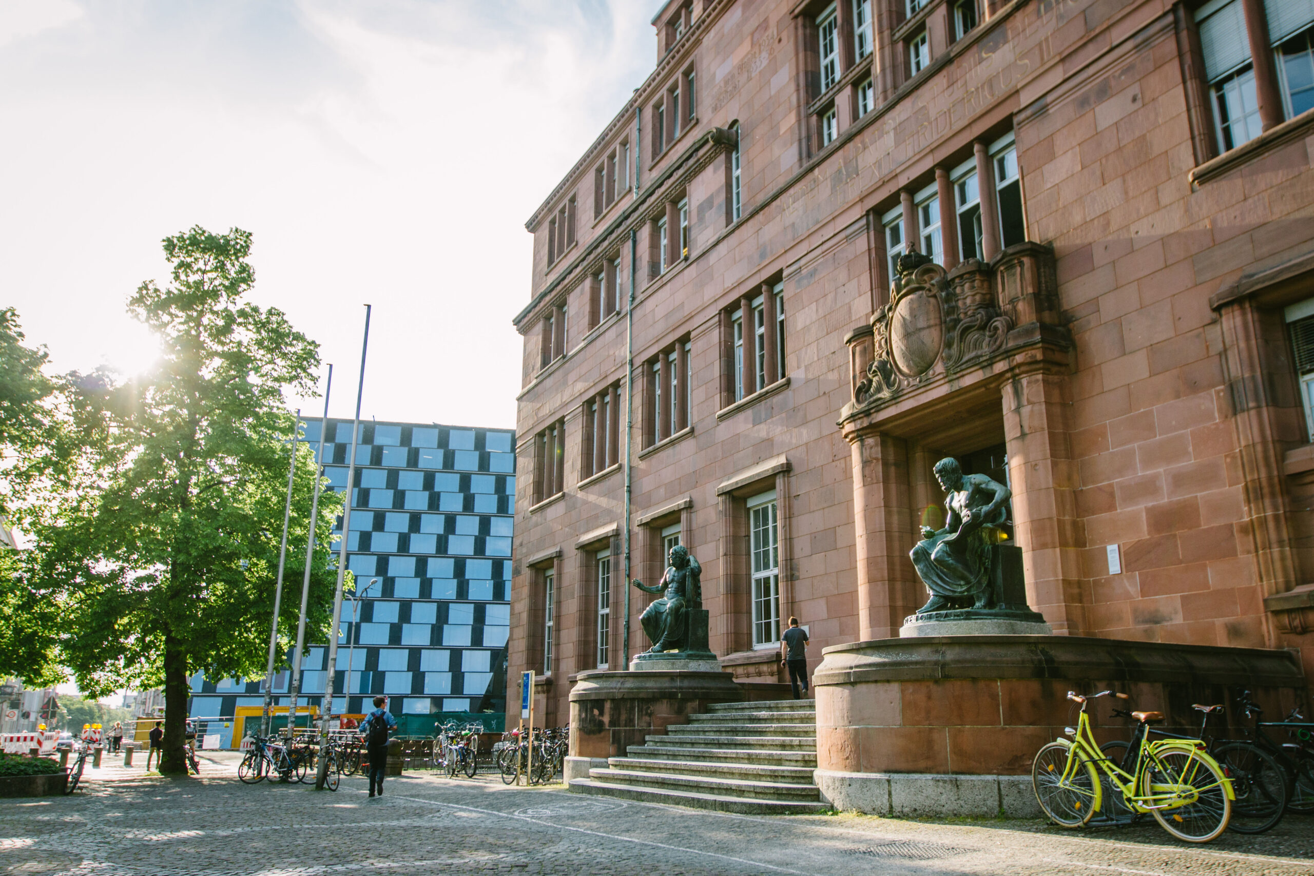 Gebäude der Universität Freiburg: Universitätsbibliothek im Hintergrund, Kollegiengebäude 1 im Vordergrund.