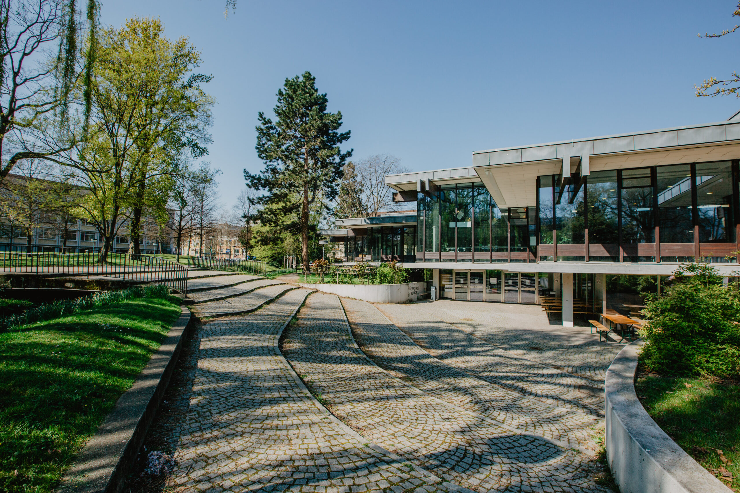 Außenansicht des Mensagebäudes der Universität Freiburg im Institutsviertel