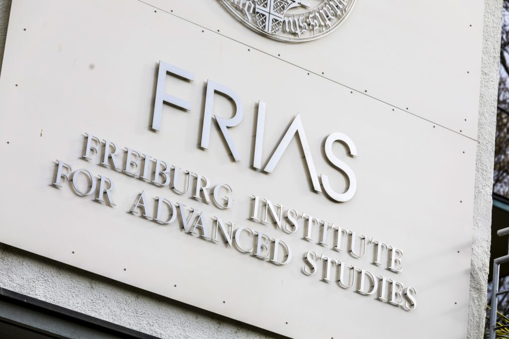 Der Schriftzug "FRIAS. Freiburg Institute for Advanced Studies" auf einem Gebäude der Universität Freiburg.