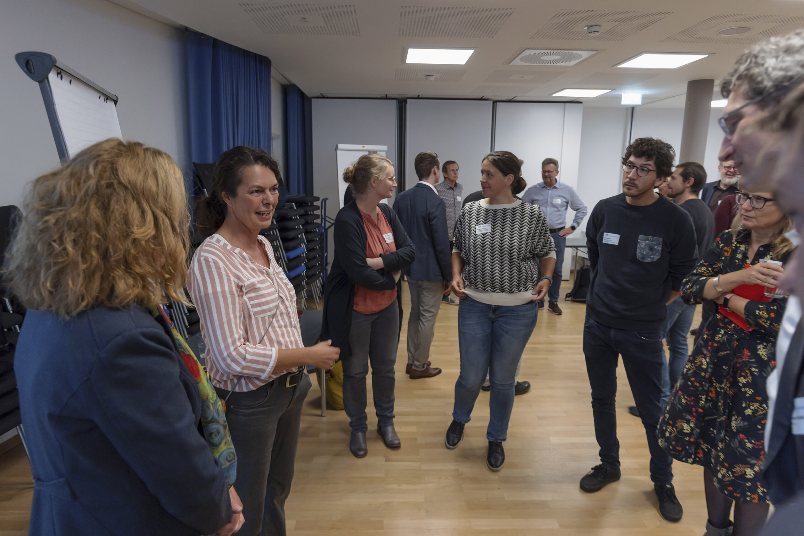 Teilnehmende eines Workshops des Innovationscampus Nachhaltigkeit (ICN) diskutieren miteinander.