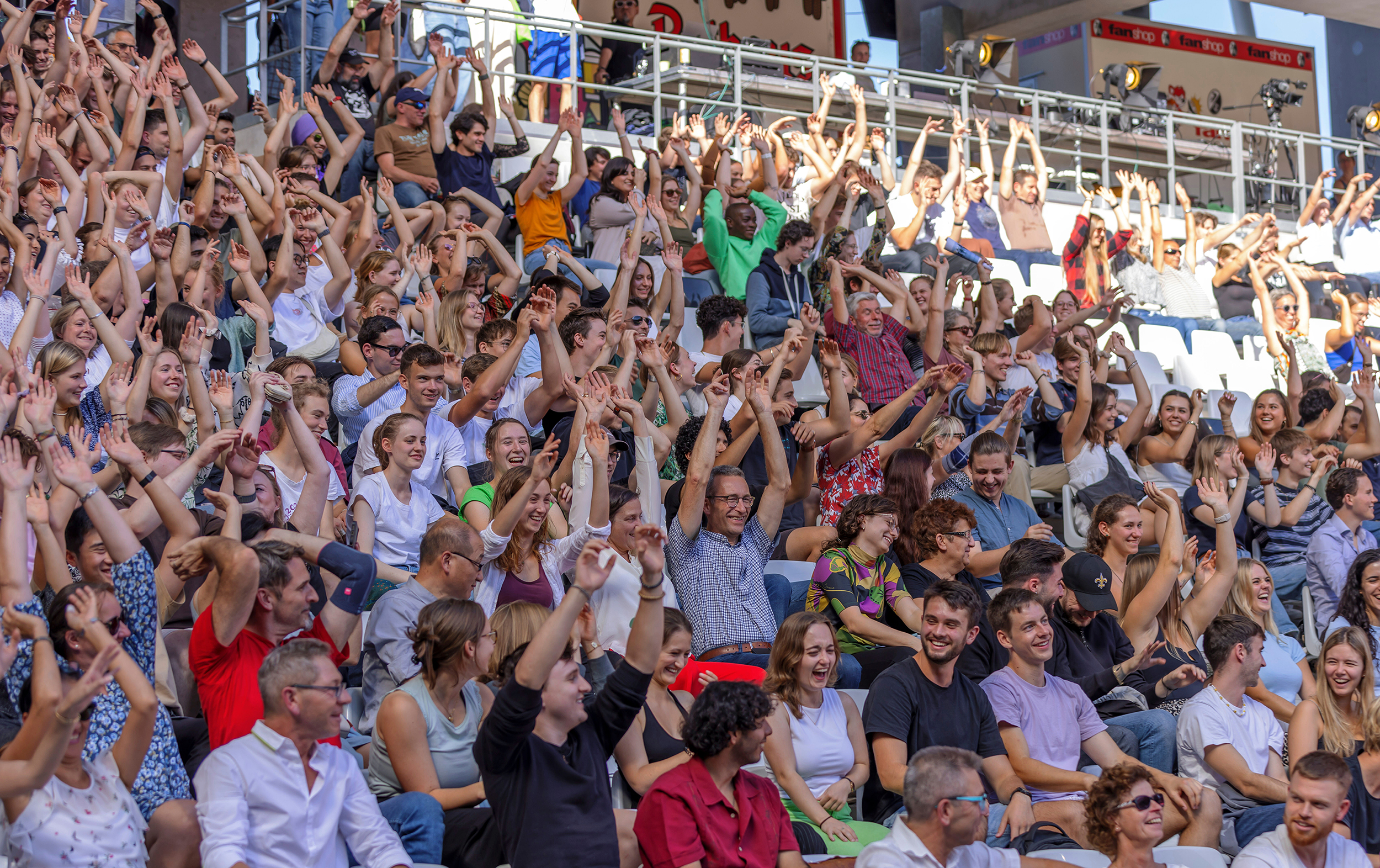 Studienanfänger*innen beim Erstsemestertag 2023 im Europapark-Stadion