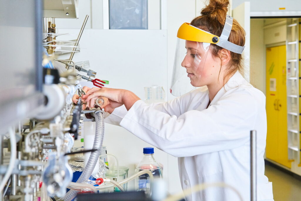 Junge Forschende arbeitet in einem Labor der Universität Freiburg