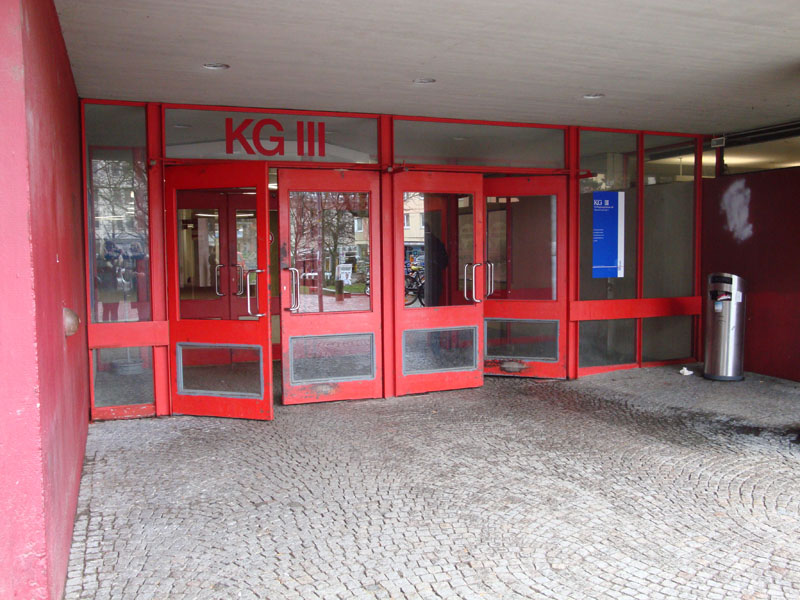 Haupteingang zum K G 3 vom Karl-Rahner-Platz / Humboldtstraße
