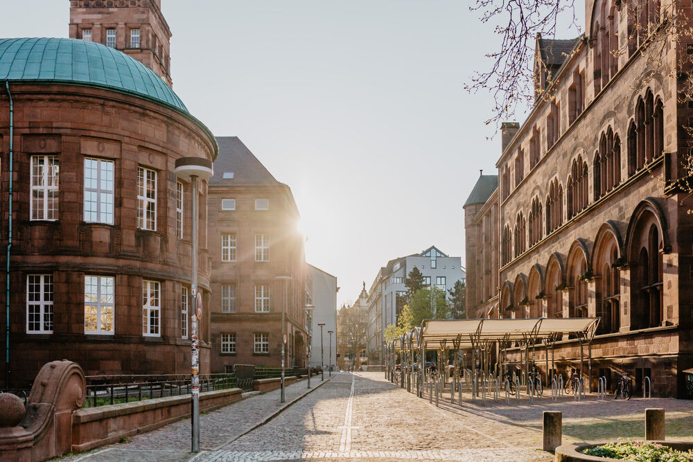 Sonnenaufgang zwischen KG I und KG IV der Universität Freiburg.