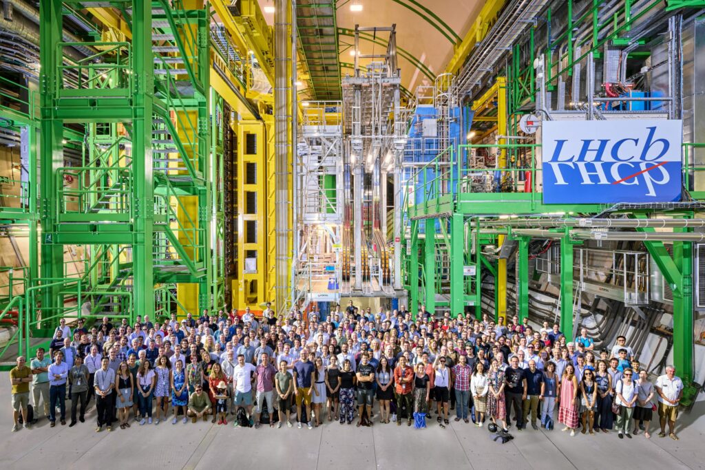 Ein Gruppenfoto von über hundert Personen in einer sehr großen Halle.