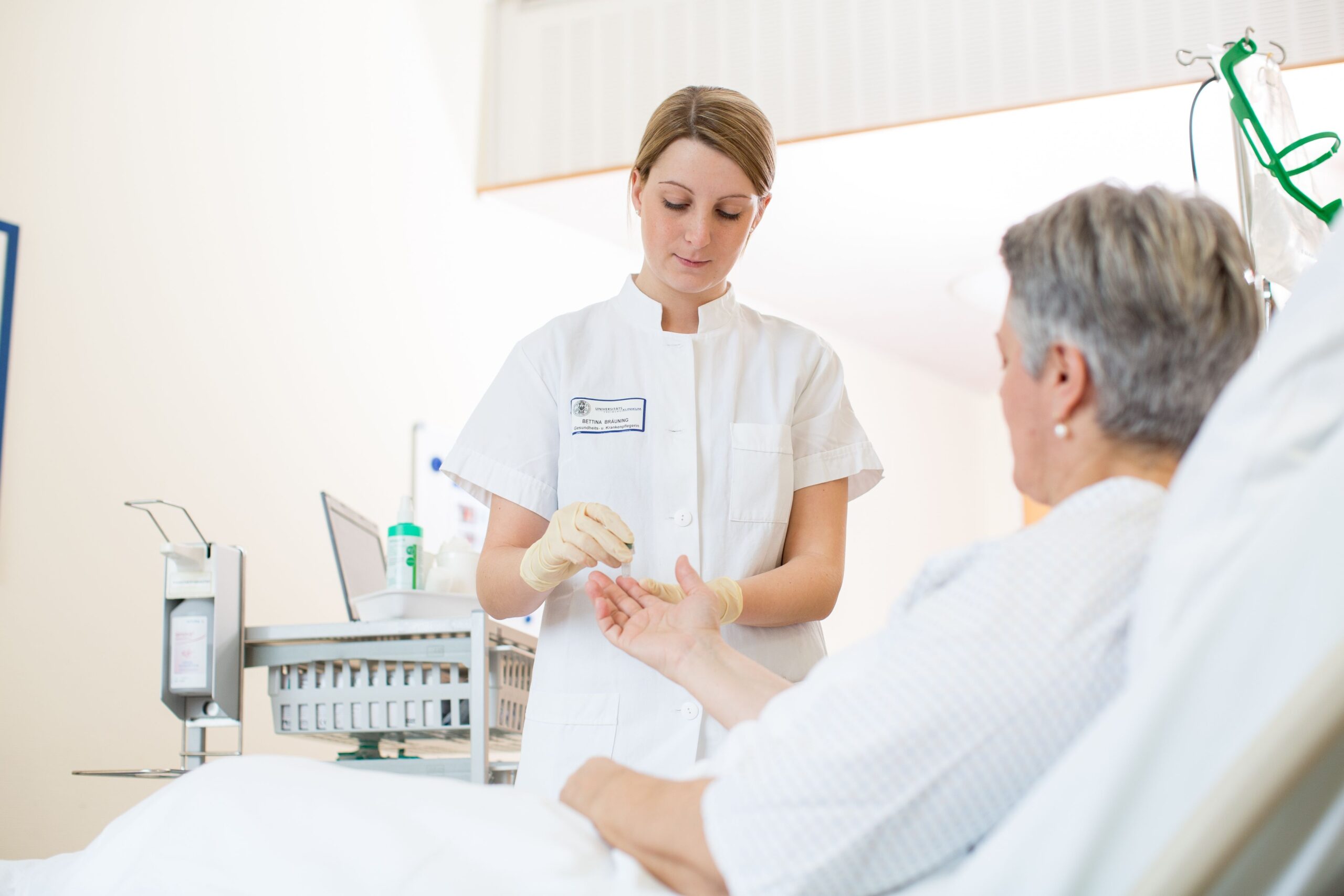 Das Foto zeigt eine Patientin in der Klinik