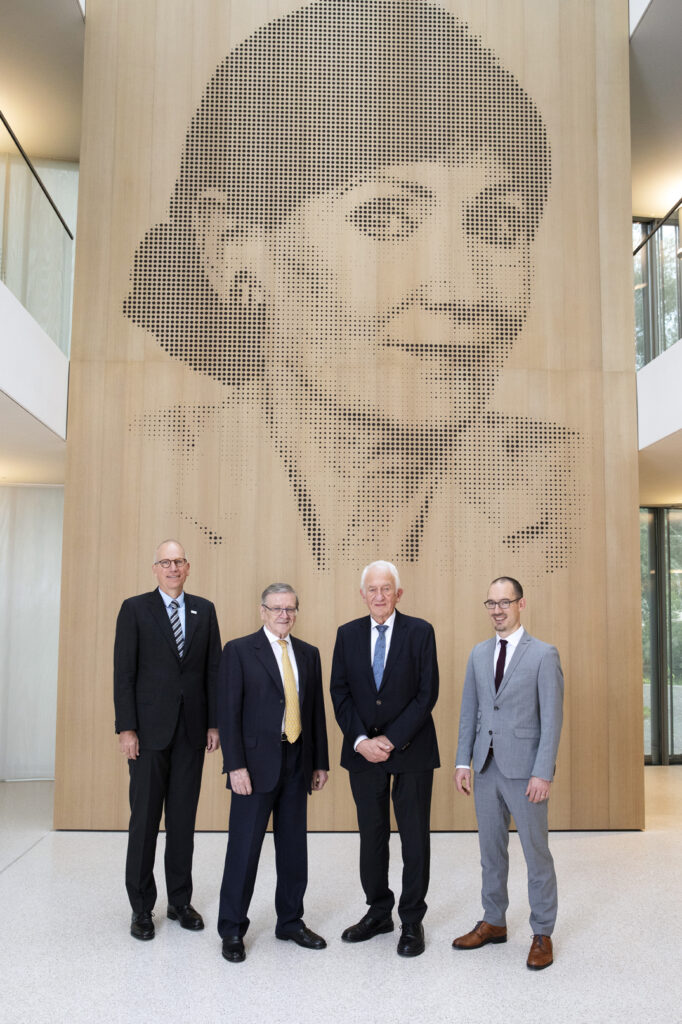 Heiner Schanz, Robert Mayr, Johann Georg Goldammer und Michael von Winning (v.l.n.r.) unter dem Porträt von Eva Mayr-Stihl.