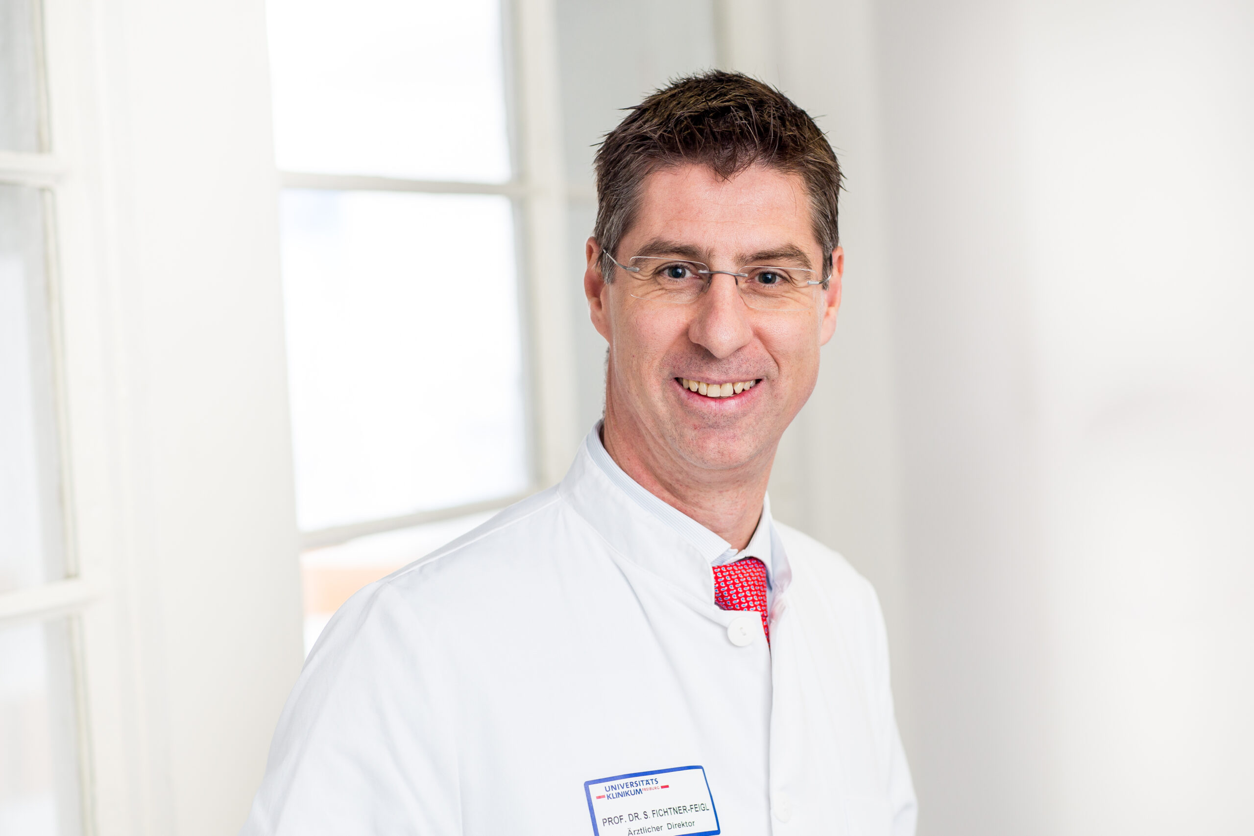 Portraitbild von Prof. Dr. Stefan Fichtner-Feigl.