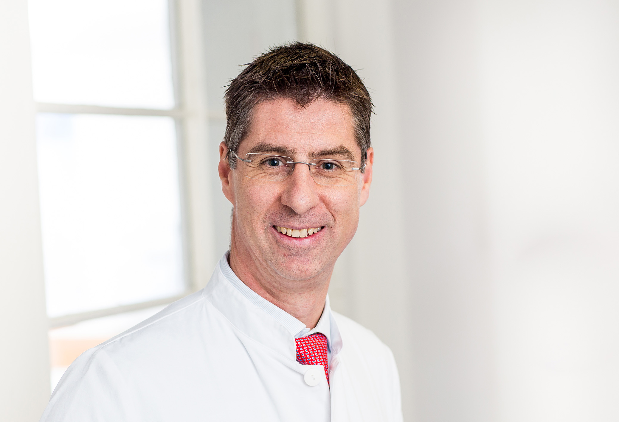 Portraitbild von Prof. Dr. Stefan Fichtner-Feigl.