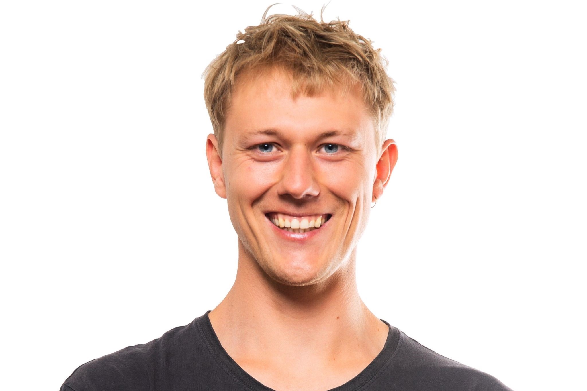 Ein lächelnder junger Mann mit kurzen blonden Haaren