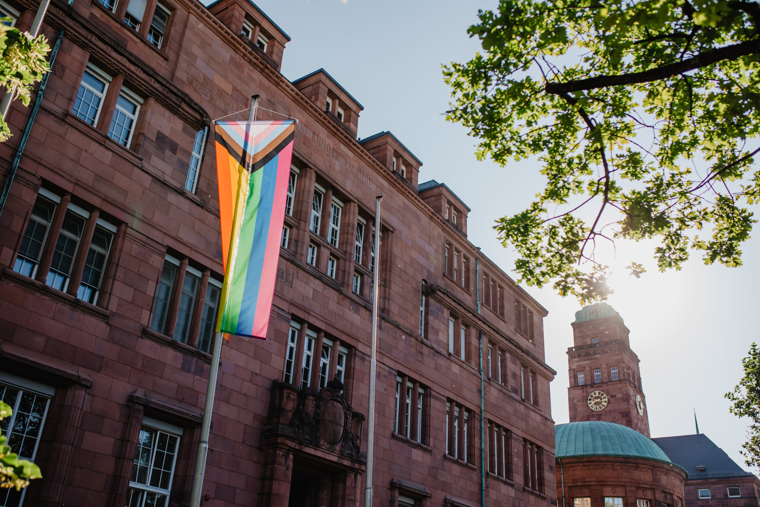 Regenbogenfahne vor dem KG I