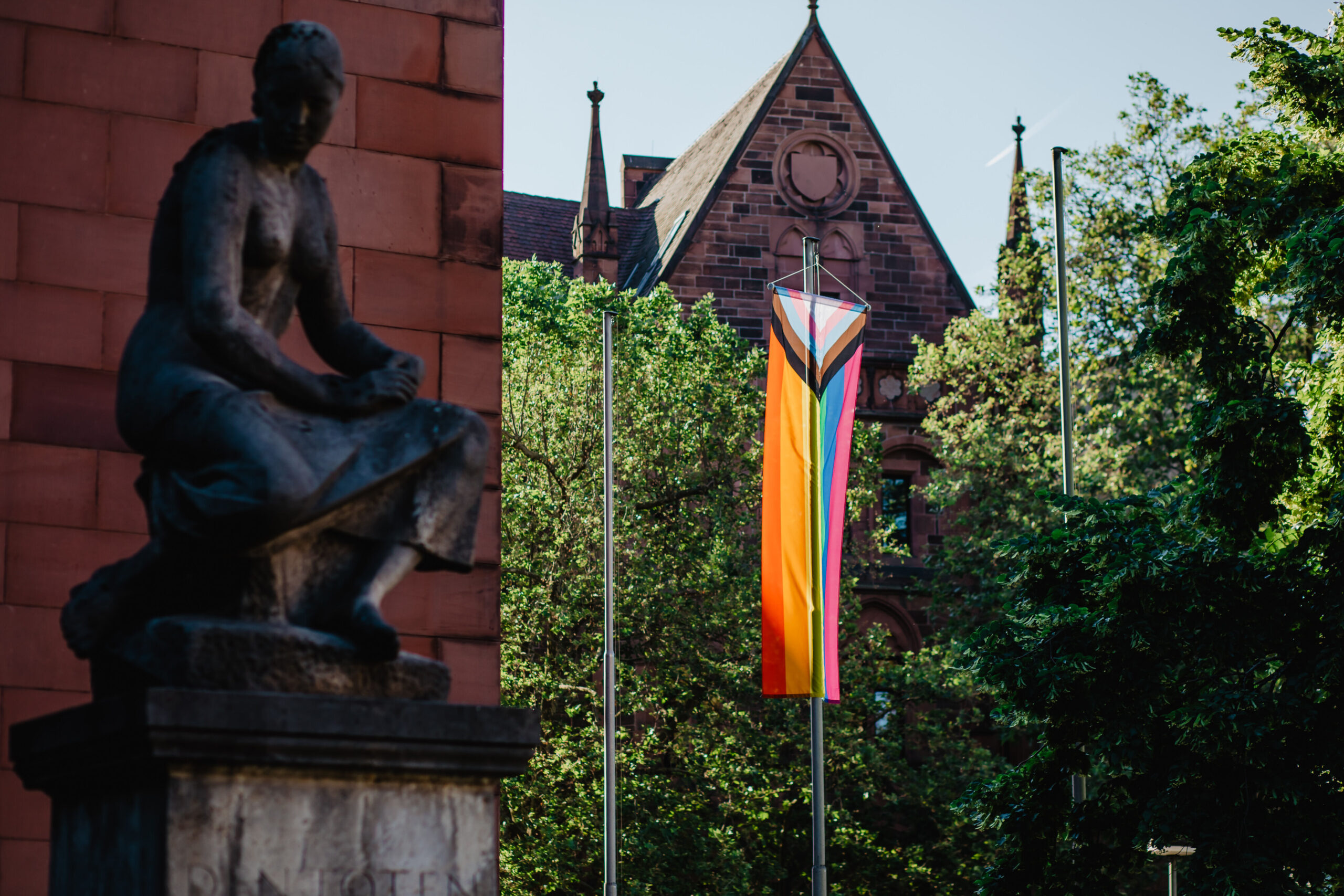 Regenbogenfahne vor der Universität Freiburg.