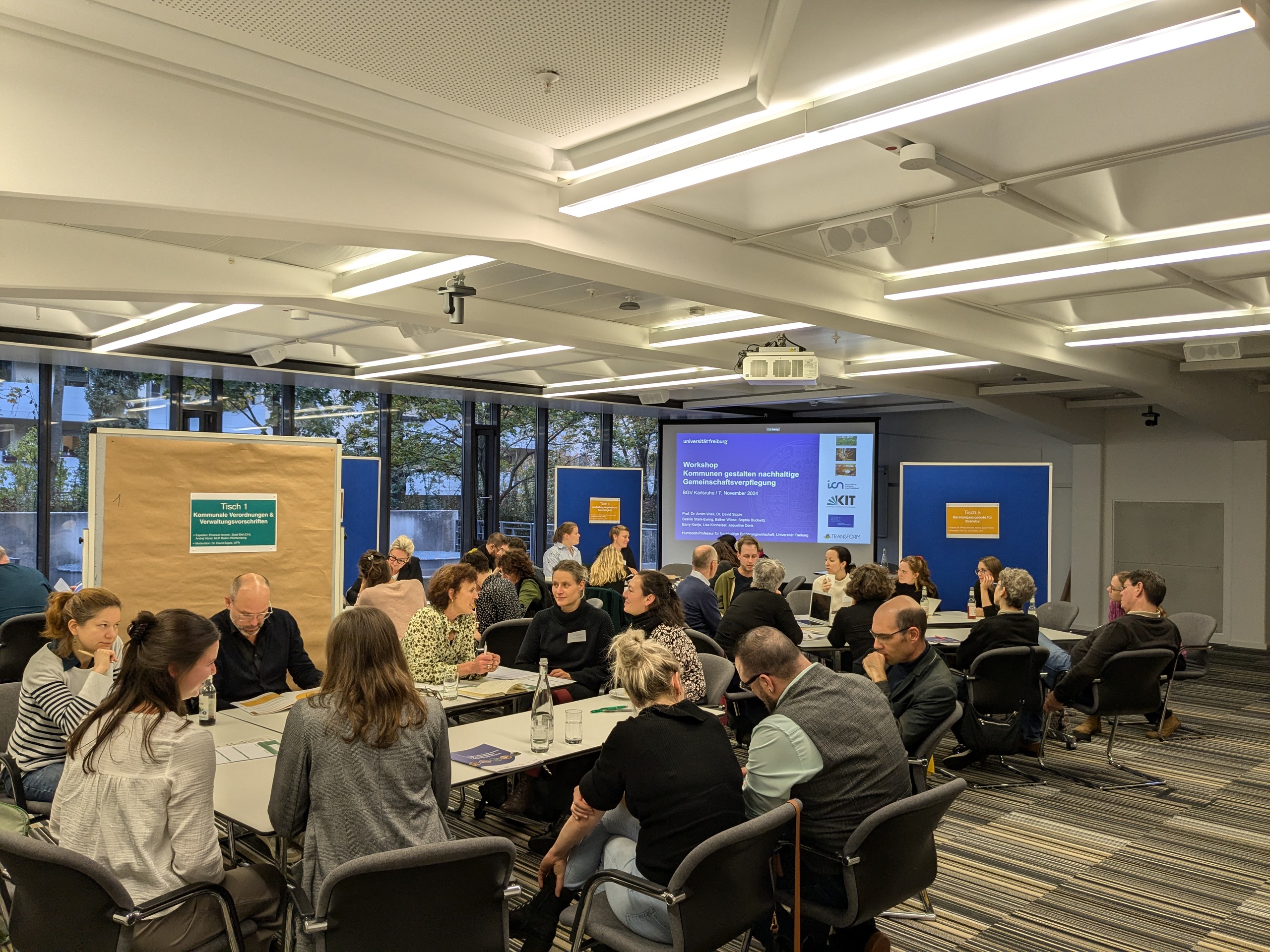 Teilnehmende beim Workshop "Kommunen gestalten nachhaltige Gemeinschaftsverpflegung" des Innovationscampus Nachhaltigkeit (ICN) diskutieren miteinander.