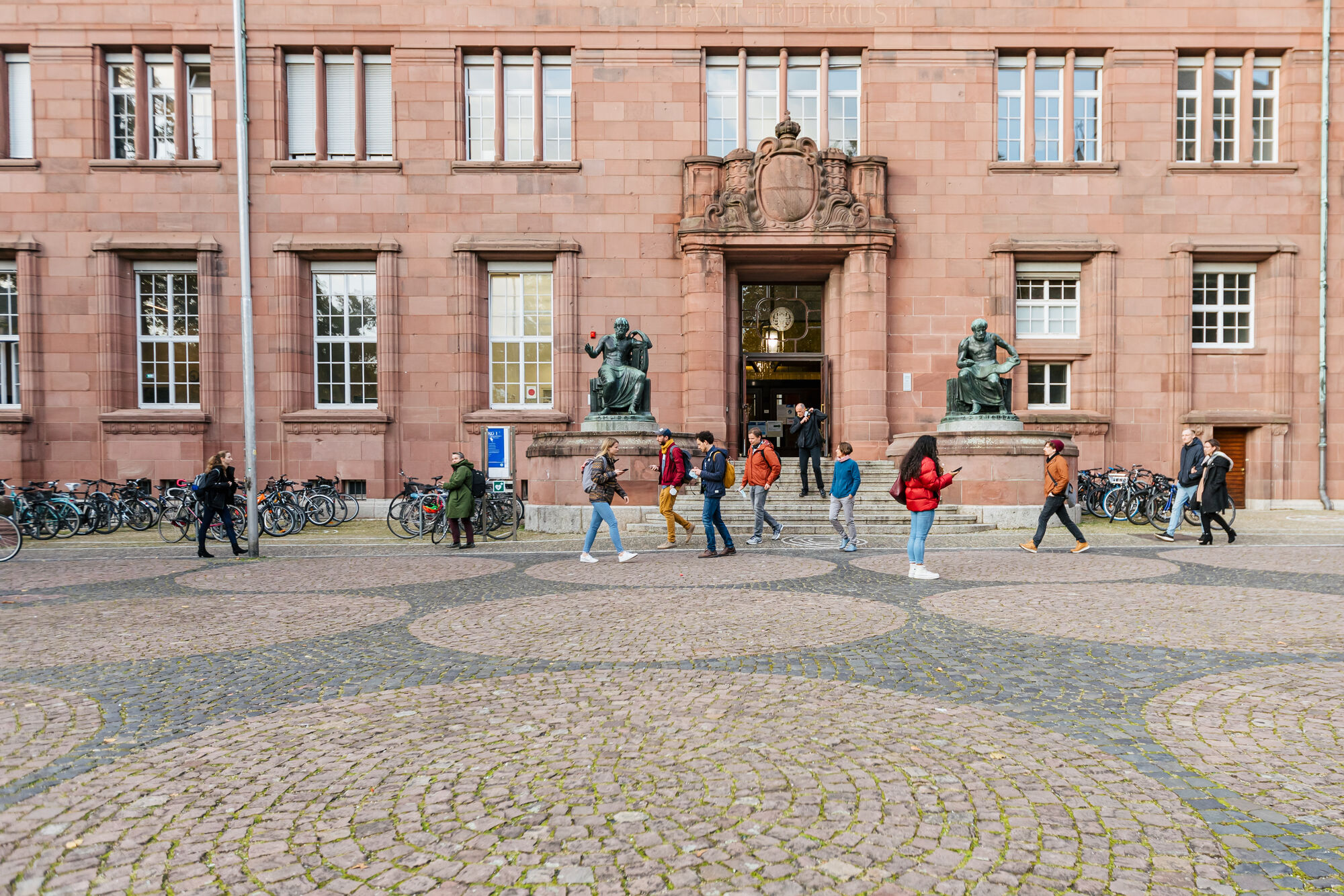 Studierende vor dem KG I