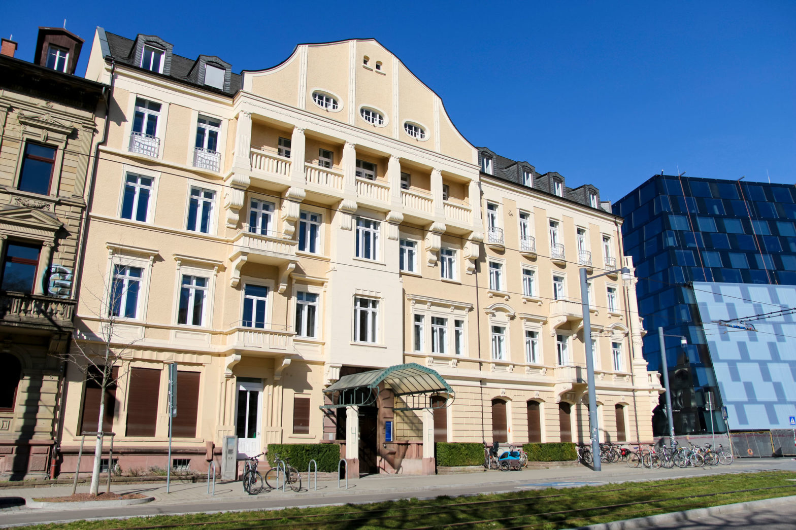 Das Universitätsgebäude in der Werthmannstraße 4.