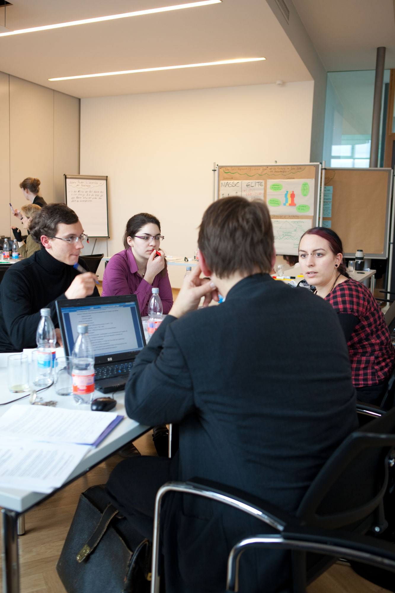 Mehrere Studierende arbeiten zusammen an einem Projekt.