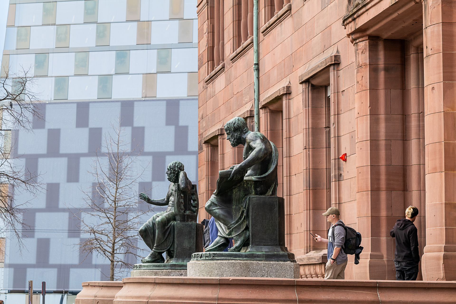 Das Kollegiengebäude I der Universität Freiburg im Vordergrund, die Universitätsbibliothek im Hintergrund.