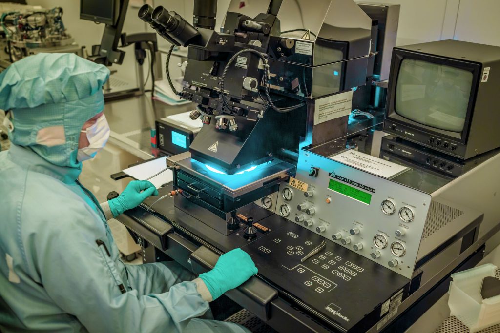 Ein Forscher im Reinraum der Technischen Fakultät der Universität Freiburg.