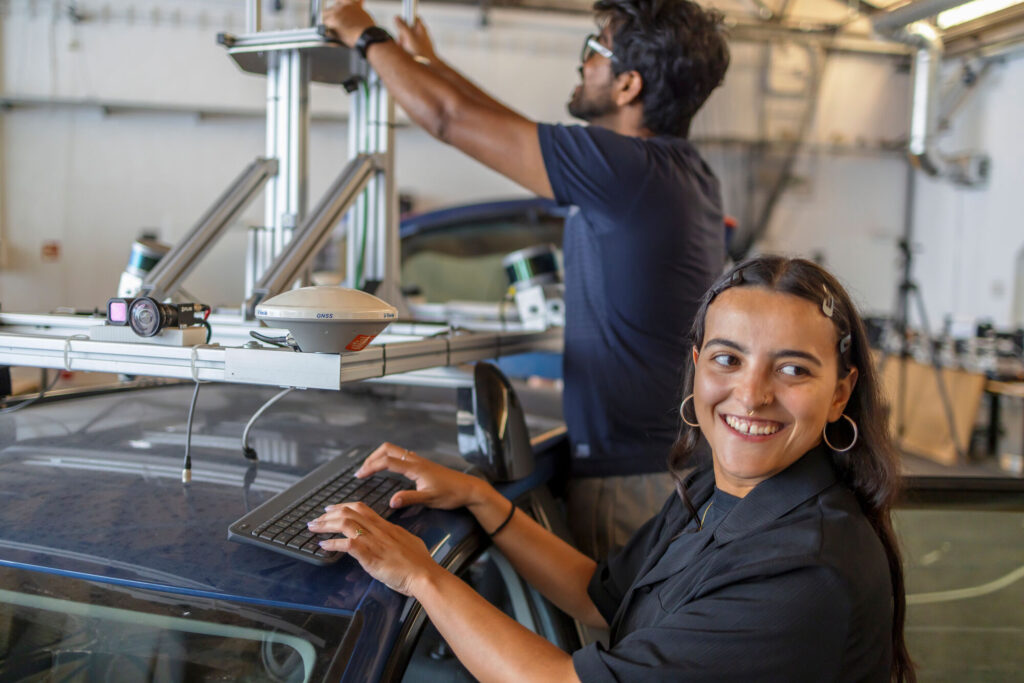 Zwei Studierende arbeiten an Technik.