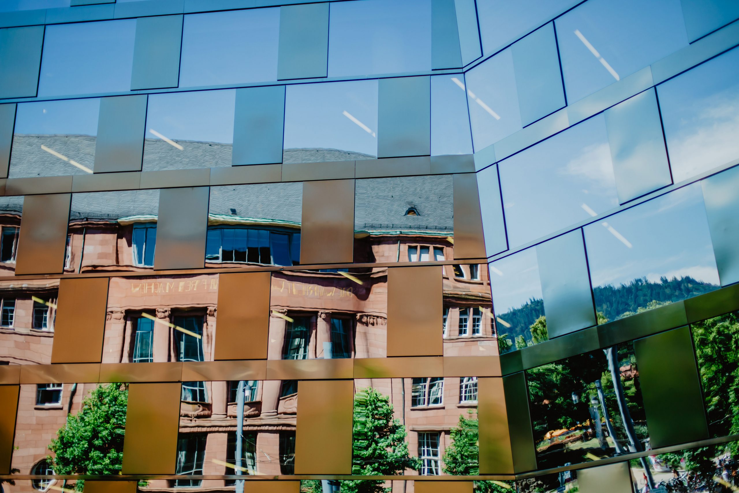 Die Spiegelung des Kollegiengebäude II im Fenster der Universitätsbibliothek.