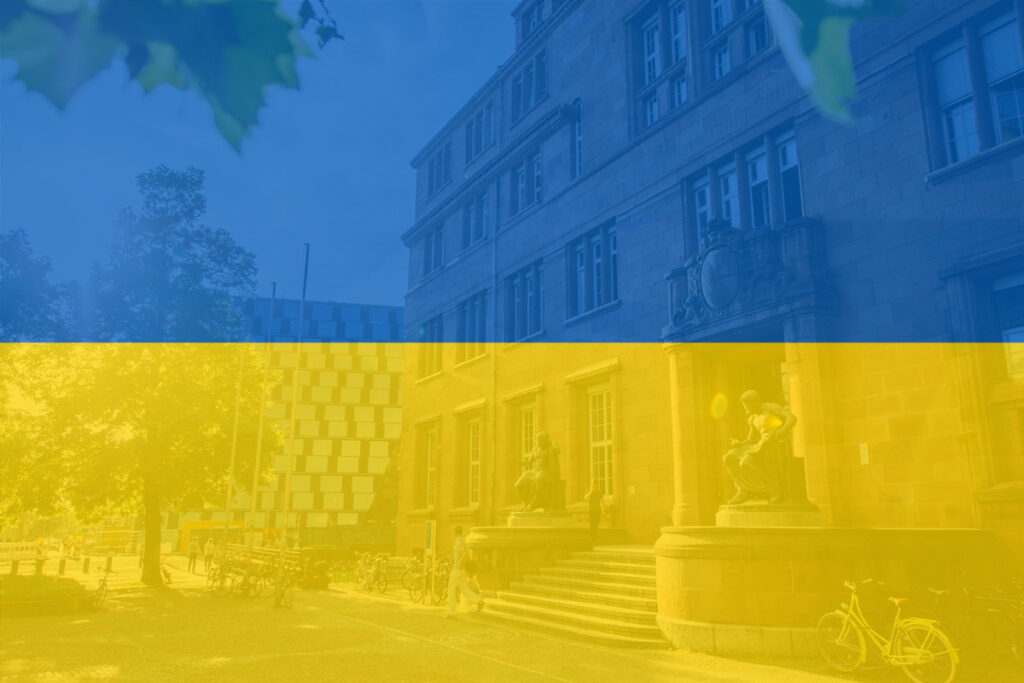 Ukraine Flagge mit dem Kollegiengebäude I im Hintergrund