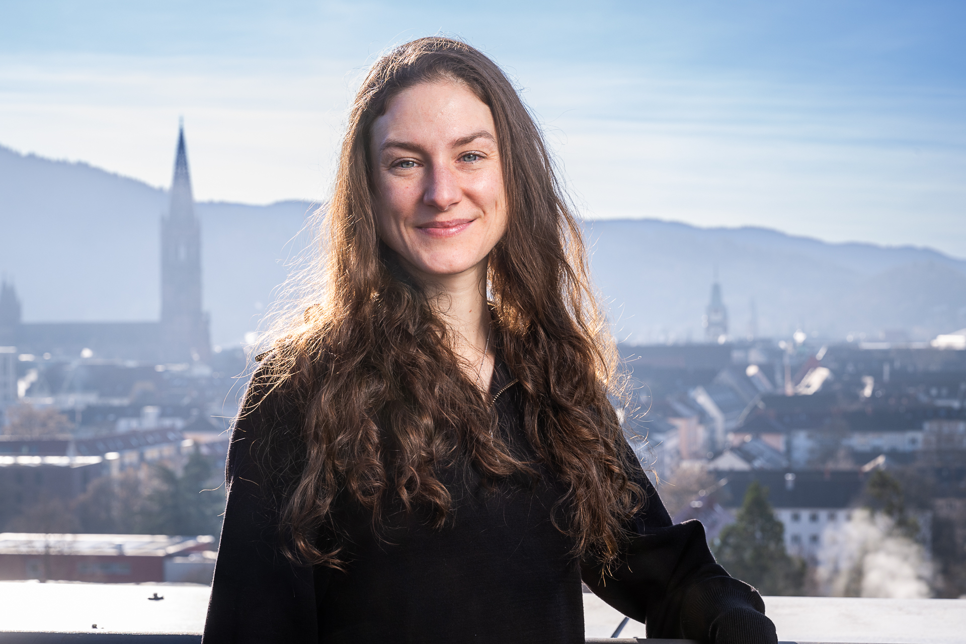 Eine junge Frau mit braunem, langem, lockigem Haar