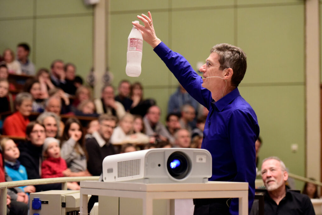 Horst Fischer (mi.) ist Dozent für Physik an der Uni Freiburg. Mit seinen Assistenten Helmut Wentsch (re.) und Tamo führt er durch die kurzweilige anderthalbstündige Weihnachts-Vorlesung im Physiksaal. Weihnachtsvorlesung